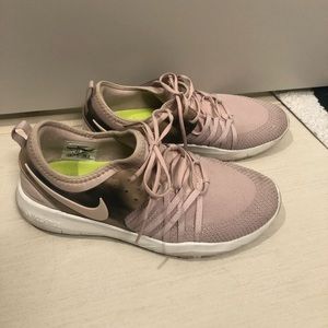 Pink Nike tennis shoes, very lightly worn!